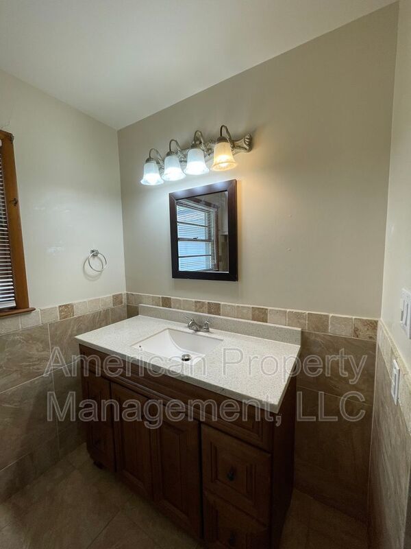 Building Photo - 5147 S Toledo Ave