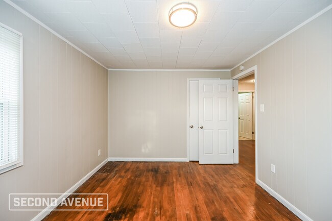 Building Photo - 5589 Raceview Ave