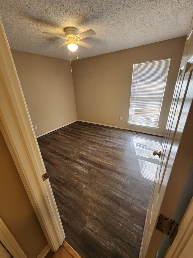 Building Photo - Nice 3/2/2 home on edge of town with easy access to highways