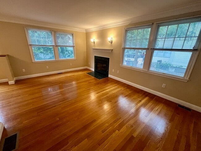 Building Photo - 6 N Park St