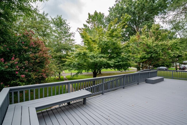 Building Photo - 1122 Lower Ferry Rd