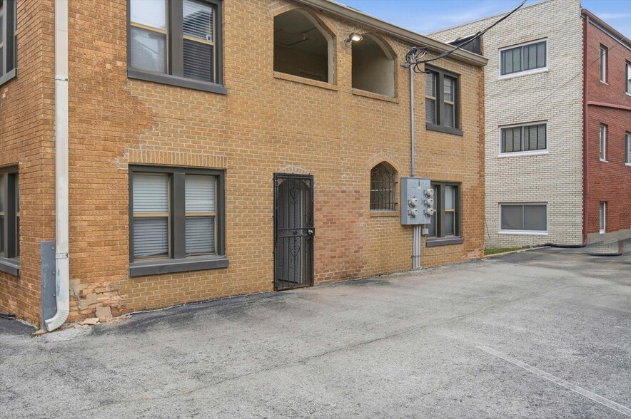 Building Photo - 4514 Broadway