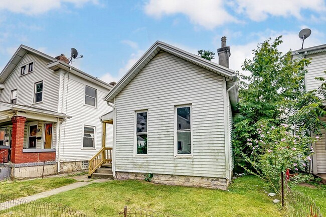 Building Photo - Three Bedroom In Dayton With Off Street Parking!