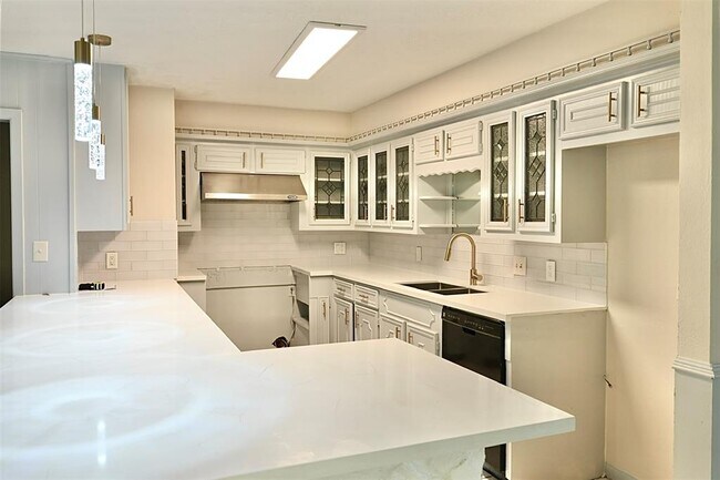 Building Photo - 202 Coronation Dr