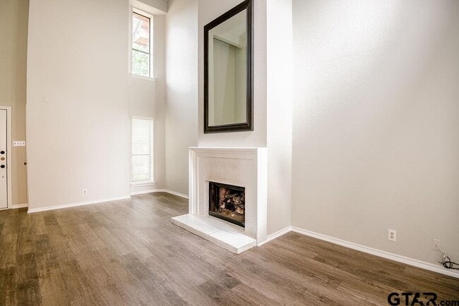 Building Photo - 5811 Hollytree Dr