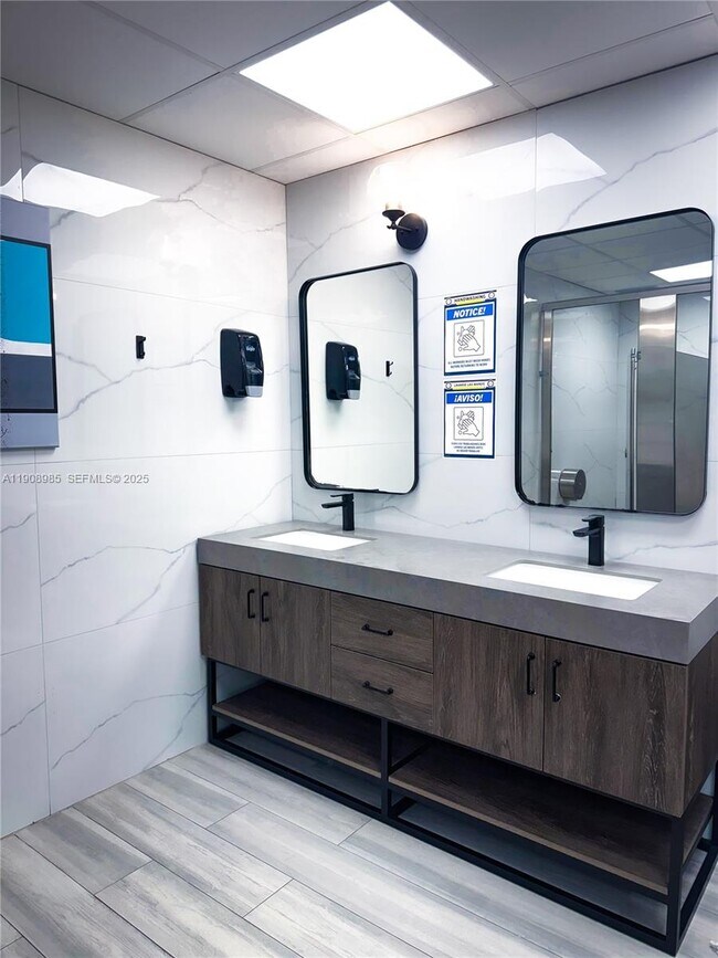 Building Photo - 3140 S Ocean Dr