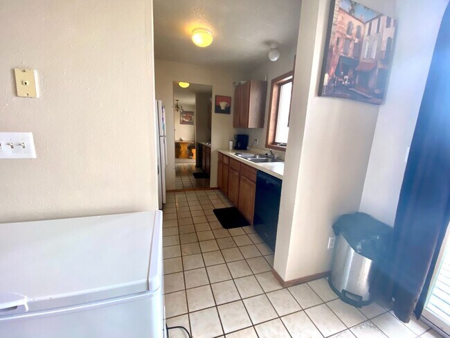 Building Photo - For Rent: Charming 3-Level Townhome in Qui...