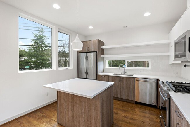 Building Photo - Modern 3-Bedroom Townhome with Rooftop Deck in NE Seattle