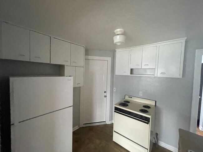 Building Photo - 4647 Brady St
