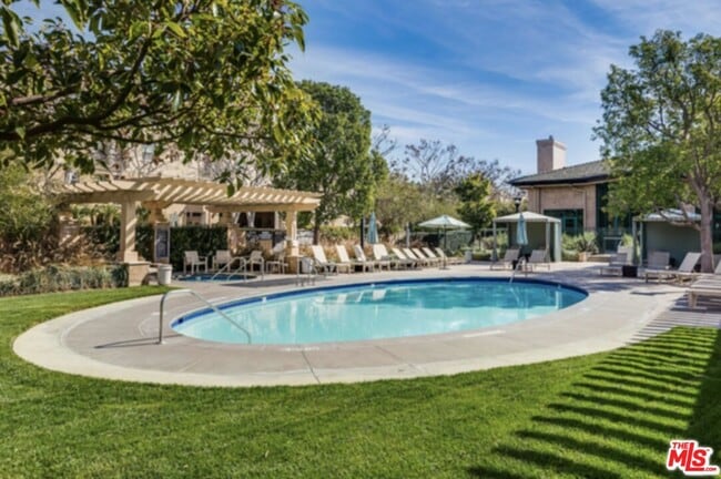 Building Photo - 6400 Crescent Prk E