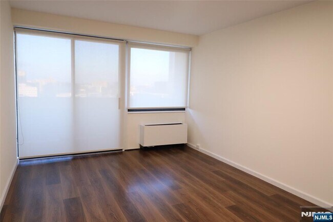 Building Photo - 1600 Center St