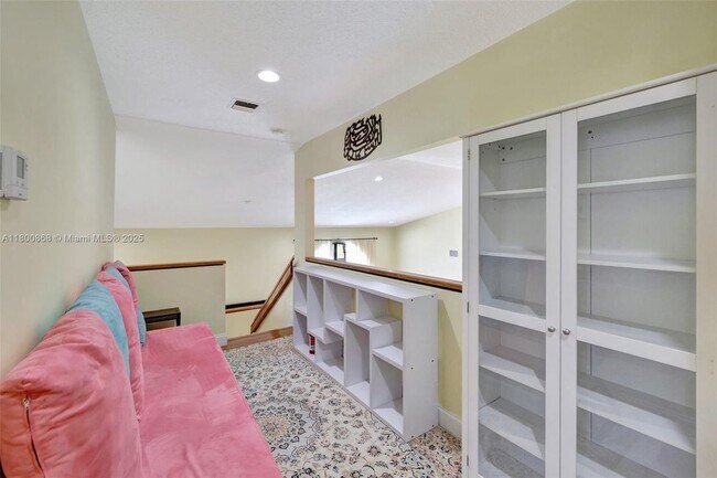 Building Photo - 10425 Bermuda Dr