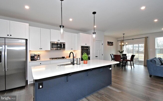 Building Photo - 500 Sterling Dr