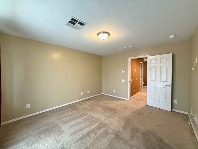 Building Photo - 3/BD 2.5/BA Home in Gated Community with S...