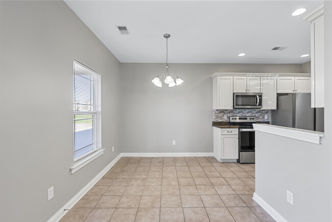 Building Photo - 583 Regency Cir