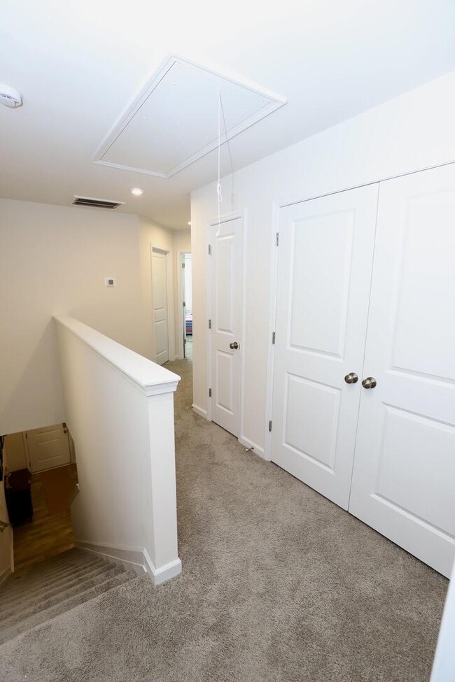 Building Photo - 1049 Crescent Moon Lp