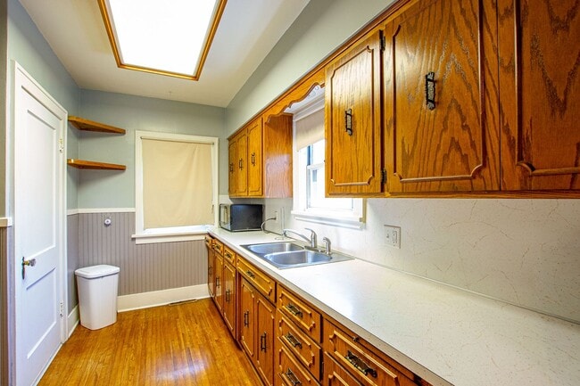 Building Photo - 3 Bedroom / 1 Bath Home with Washer/Dryer ...