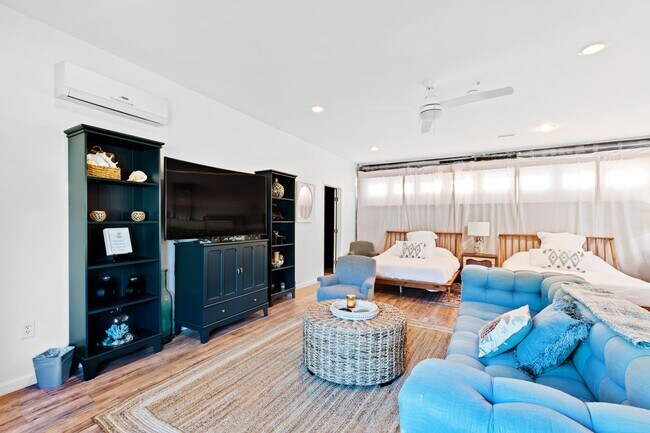 Building Photo - Tranquil loft retreat with open floorplan!...
