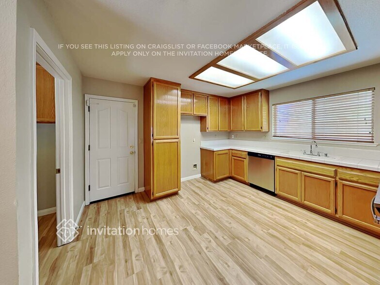 Building Photo - 9017 Laguna Springs Way