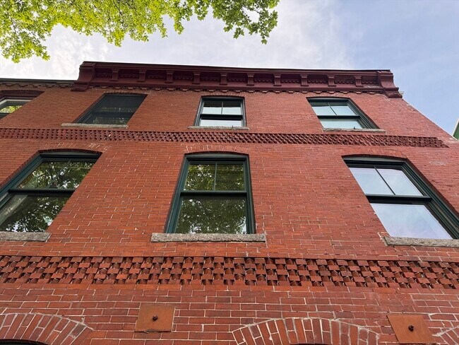 Building Photo - 212 Chelsea St