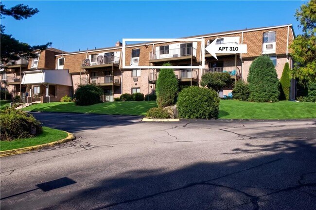Building Photo - 752 Quaker Ln