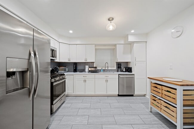 Building Photo - 32 E 36th St