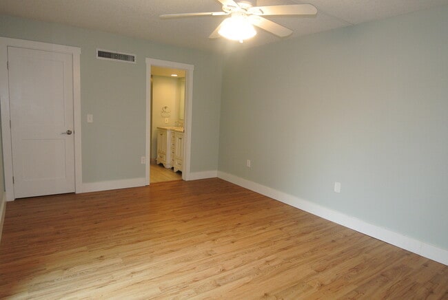 Building Photo - 825 Center St