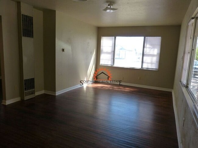 Building Photo - Super Cute 2 bedroom 1 bath home.