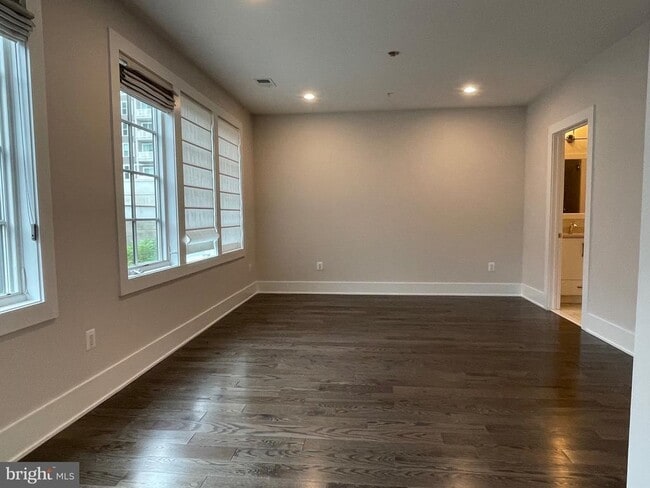 Building Photo - 3721 Chevy Chase Lake Dr