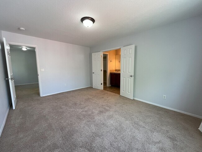 Building Photo - Charming 3-Bedroom Home with Open Layout, ...