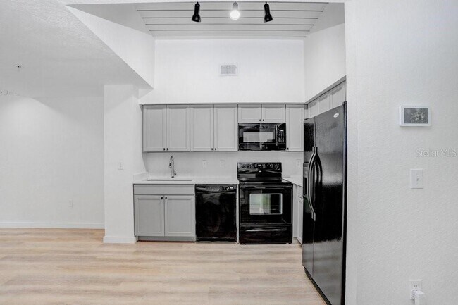 Building Photo - 2440 W Horatio St
