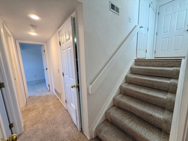 Building Photo - 537 Canyon View Dr
