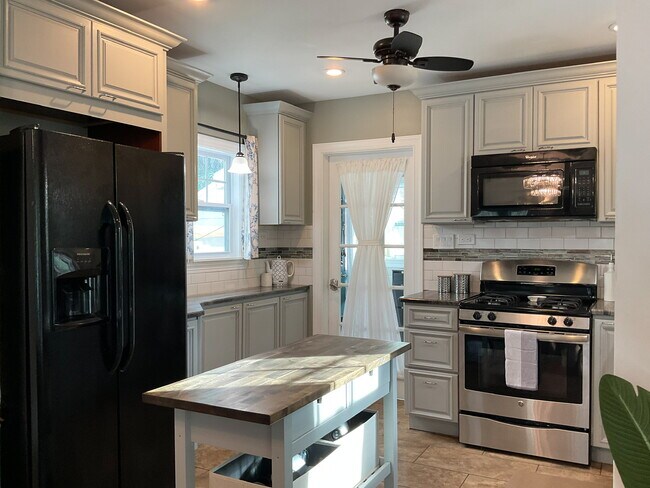 Building Photo - 860 13th Ave S