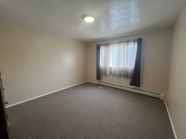 Building Photo - Extra Large 2 bedroom 1.5 Bath Centrally L...