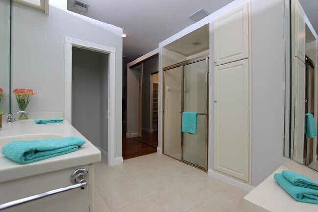 Building Photo - 117 Hampton Cir