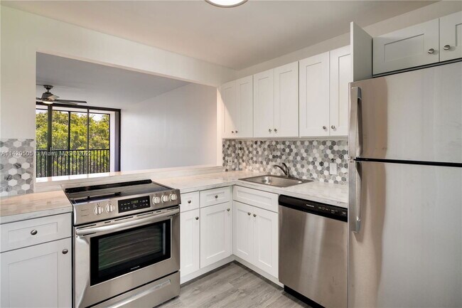 Building Photo - 3401 N Country Club Dr