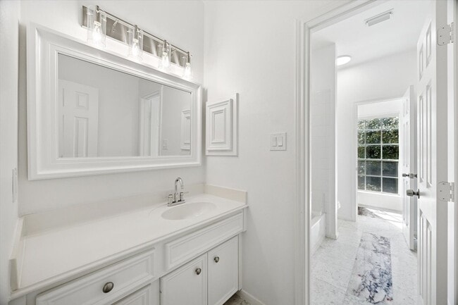 Building Photo - Beautiful Home Near University of St. Thomas