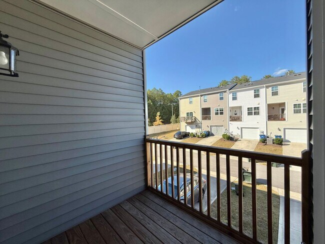 Building Photo - **OFFERING WAIVED APPLICATION FEES & $200 MOVE IN PROMOTION** Stunning 3BD, 2.5BA Raleigh Townhom...