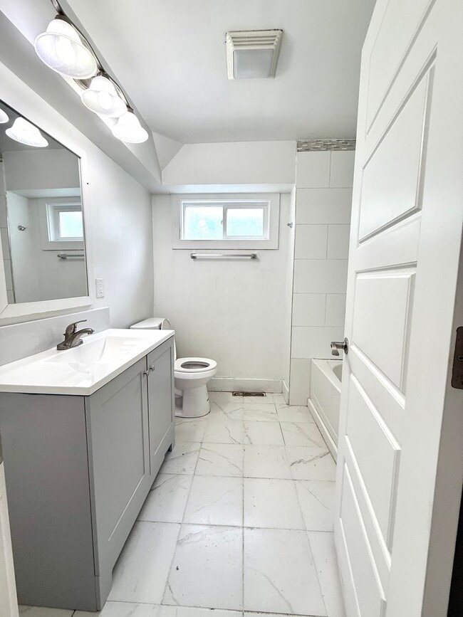 Building Photo - Stylish 2-Bed Tacoma Home