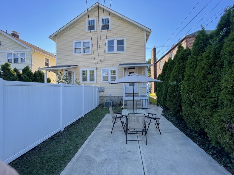 Building Photo - 2956 Indianola Ave