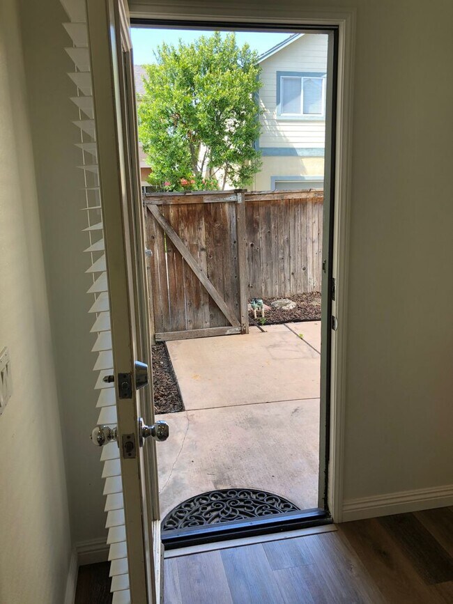 Building Photo - CHARMING 3 BR/2.5 BATH  " TWELVE PICKET LA...