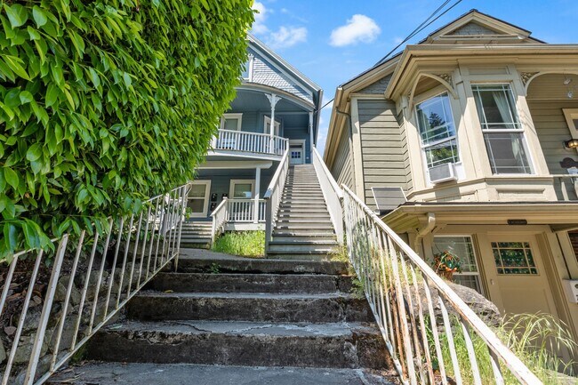 Building Photo - 1 BD available in the serene SW Hills