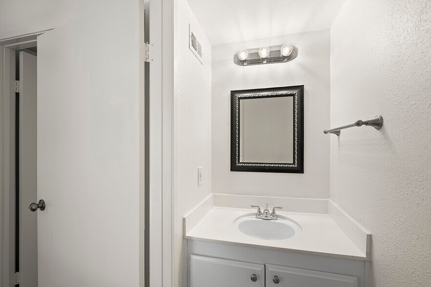 Building Photo - 3216 Caminito Eastbluff