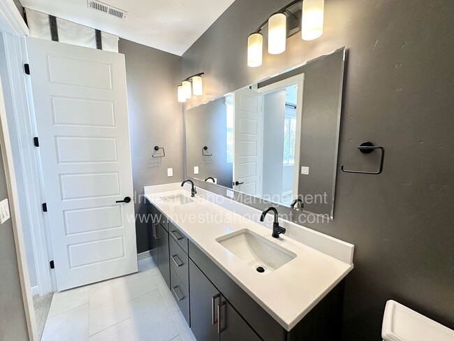 Building Photo - $500 move in credit! Luxury Living in the ...