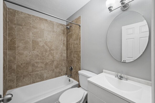 Building Photo - Spacious 1BR/1Bath apartment Available Ear...