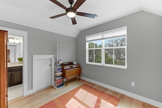 Building Photo - 1801 Pequeno St