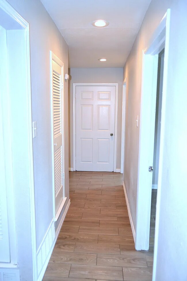 Building Photo - 5729 Emerson Dr
