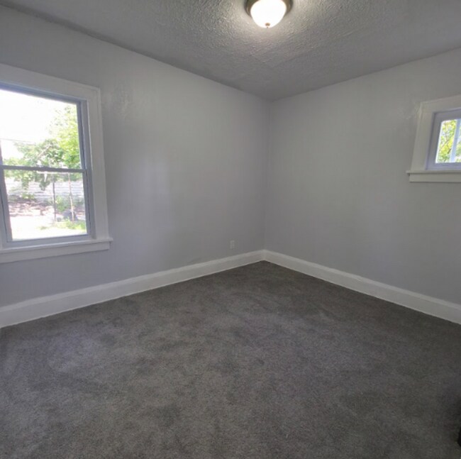 Building Photo - 3625 E 153rd St