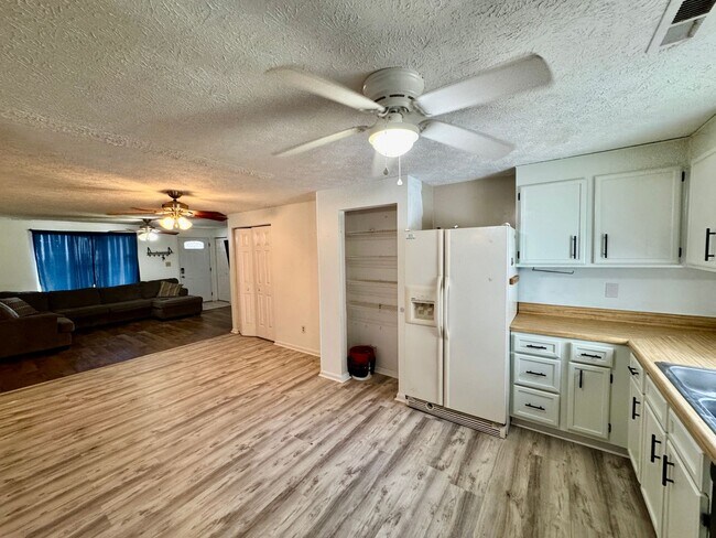 Building Photo - Fantastic Ranch Style Home