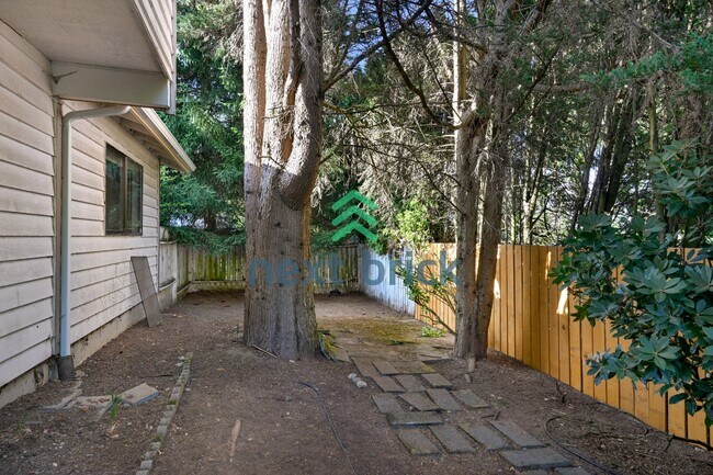 Building Photo - "Spacious 5-Bed Gem with 2.5 Baths in Prime Redmond Location!"